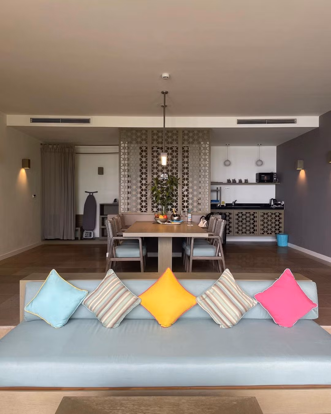 Vài tiếng trước đó, Sohee chia sẻ ảnh chụp không gian sang chảnh và tầm nhìn ra biển tuyệt đẹp tại resort. "Kỳ nghỉ mùa hè", cô viết, như để thông báo vừa có mặt tại Nha Trang.