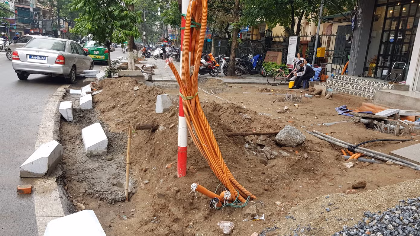 Lát đá vỉa hè Hà Nội: Lát mới chưa xong, đoạn cũ đã hỏng ảnh 7