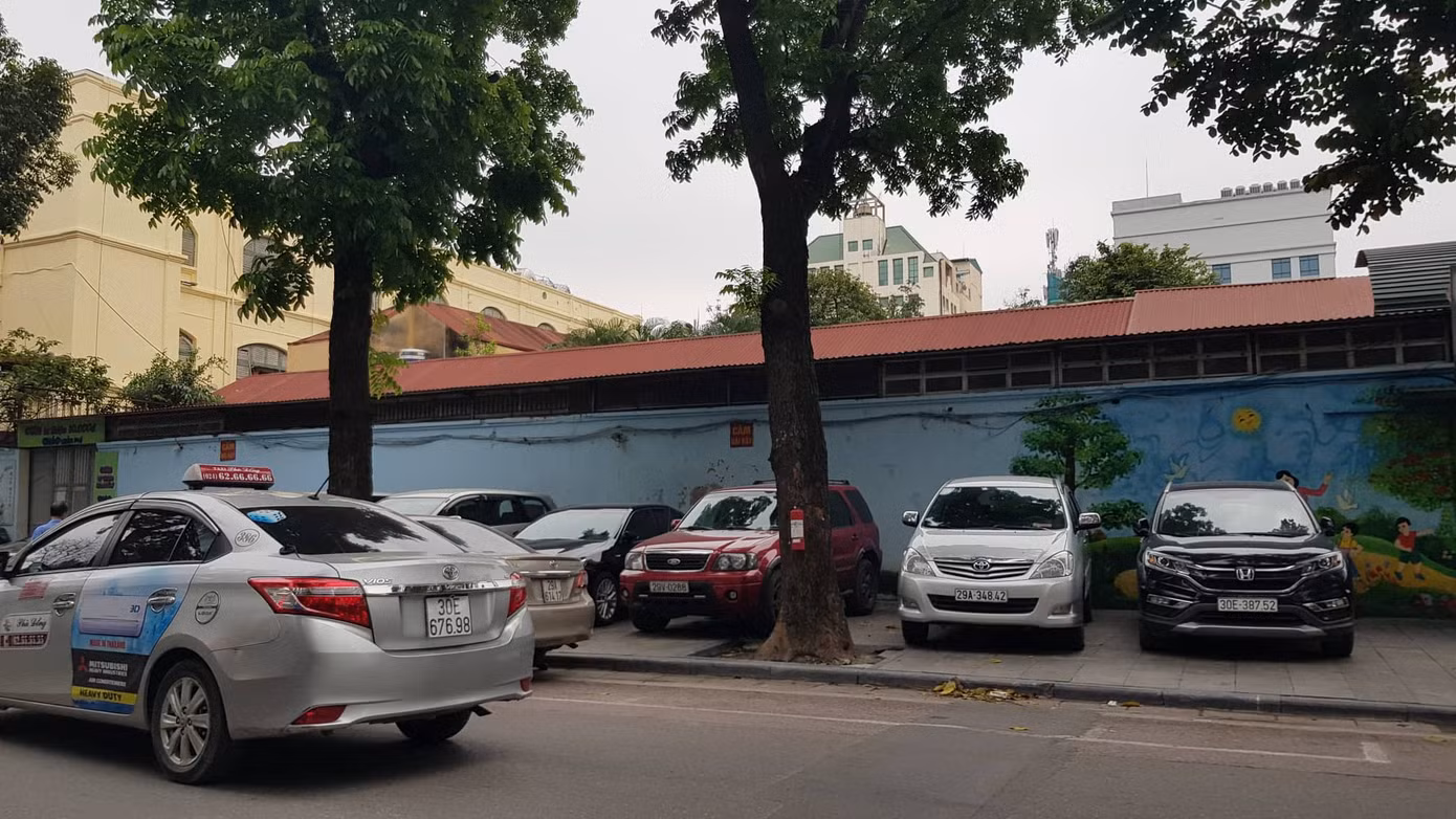 Lát đá vỉa hè Hà Nội: Lát mới chưa xong, đoạn cũ đã hỏng ảnh 11