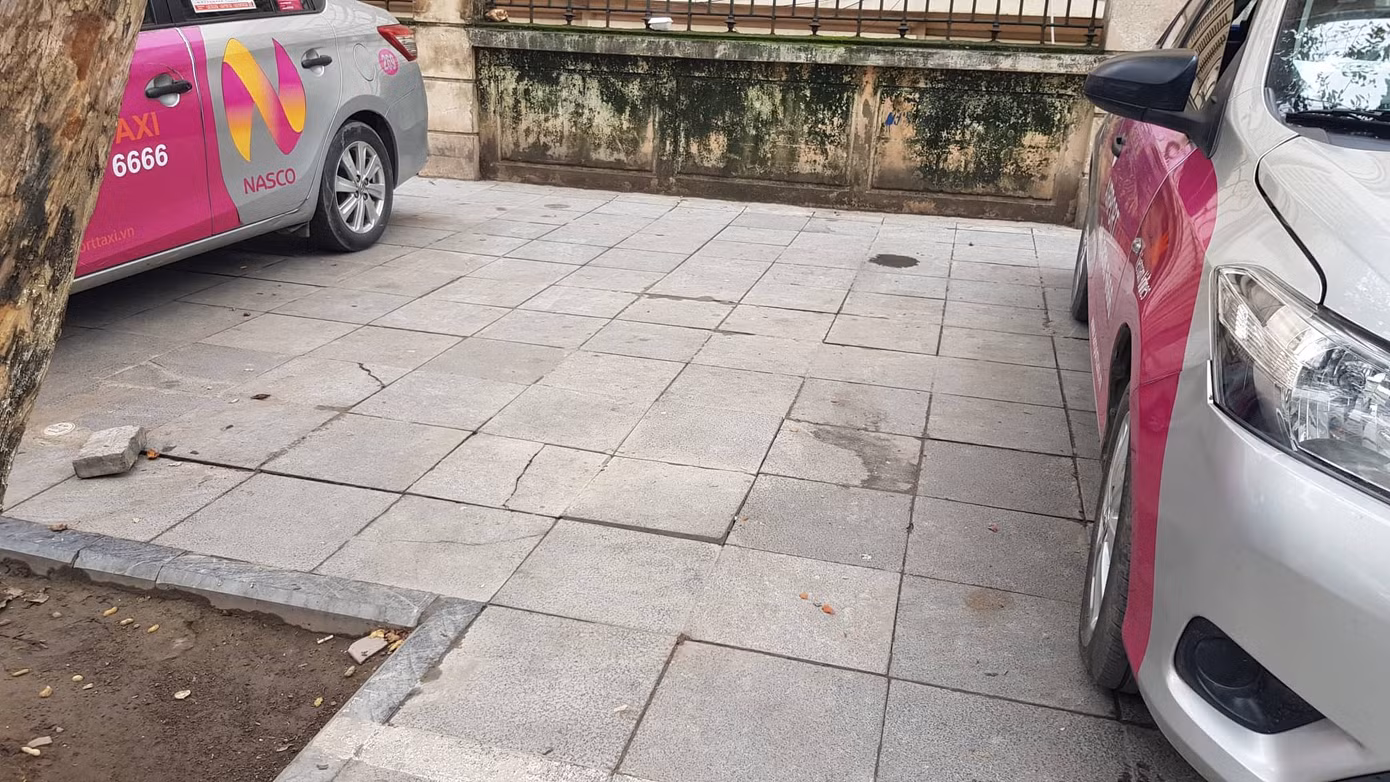 Lát đá vỉa hè Hà Nội: Lát mới chưa xong, đoạn cũ đã hỏng ảnh 14