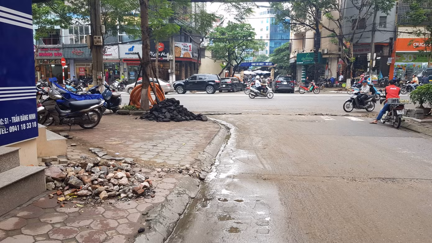 Lát đá vỉa hè Hà Nội: Lát mới chưa xong, đoạn cũ đã hỏng ảnh 4