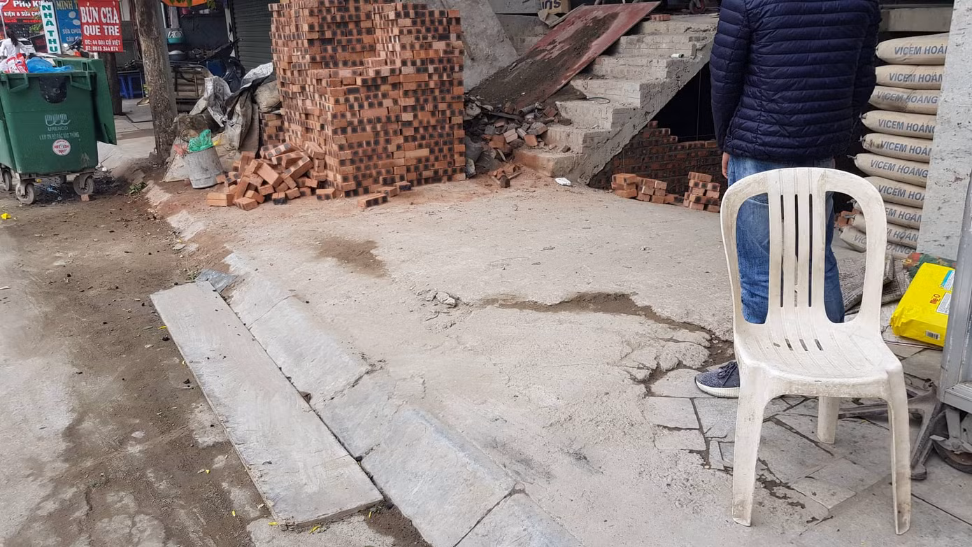 Lát đá vỉa hè Hà Nội: Lát mới chưa xong, đoạn cũ đã hỏng ảnh 16