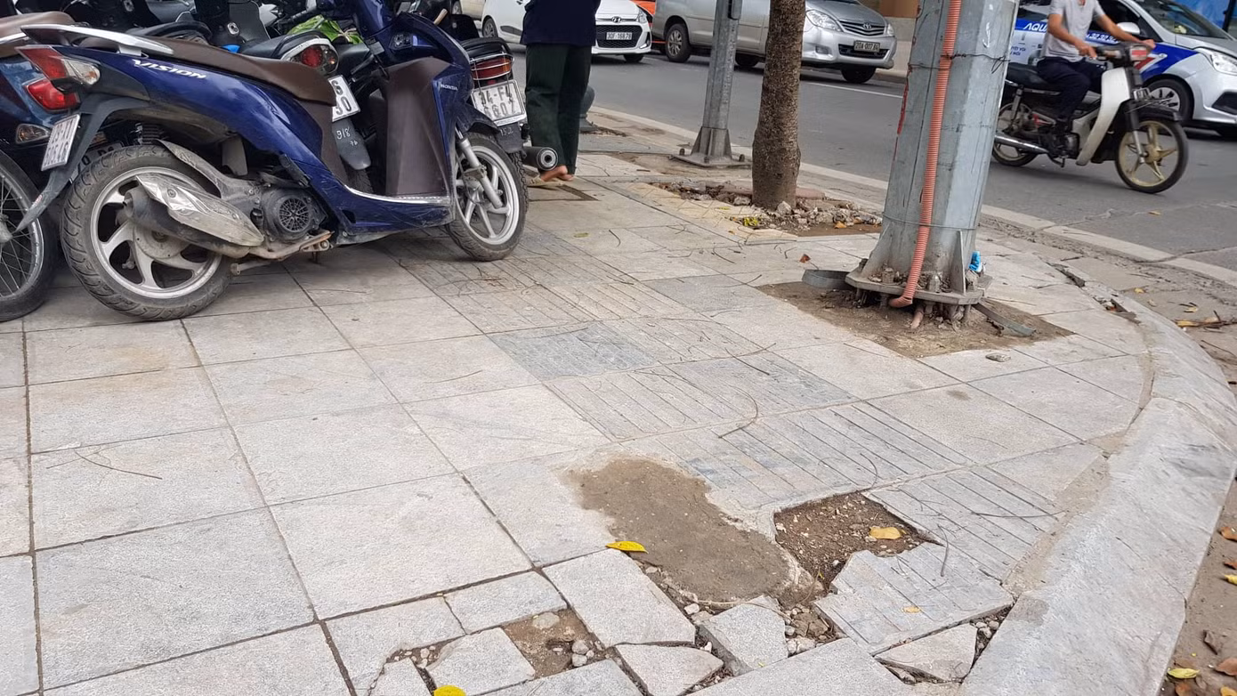 Lát đá vỉa hè Hà Nội: Lát mới chưa xong, đoạn cũ đã hỏng ảnh 15
