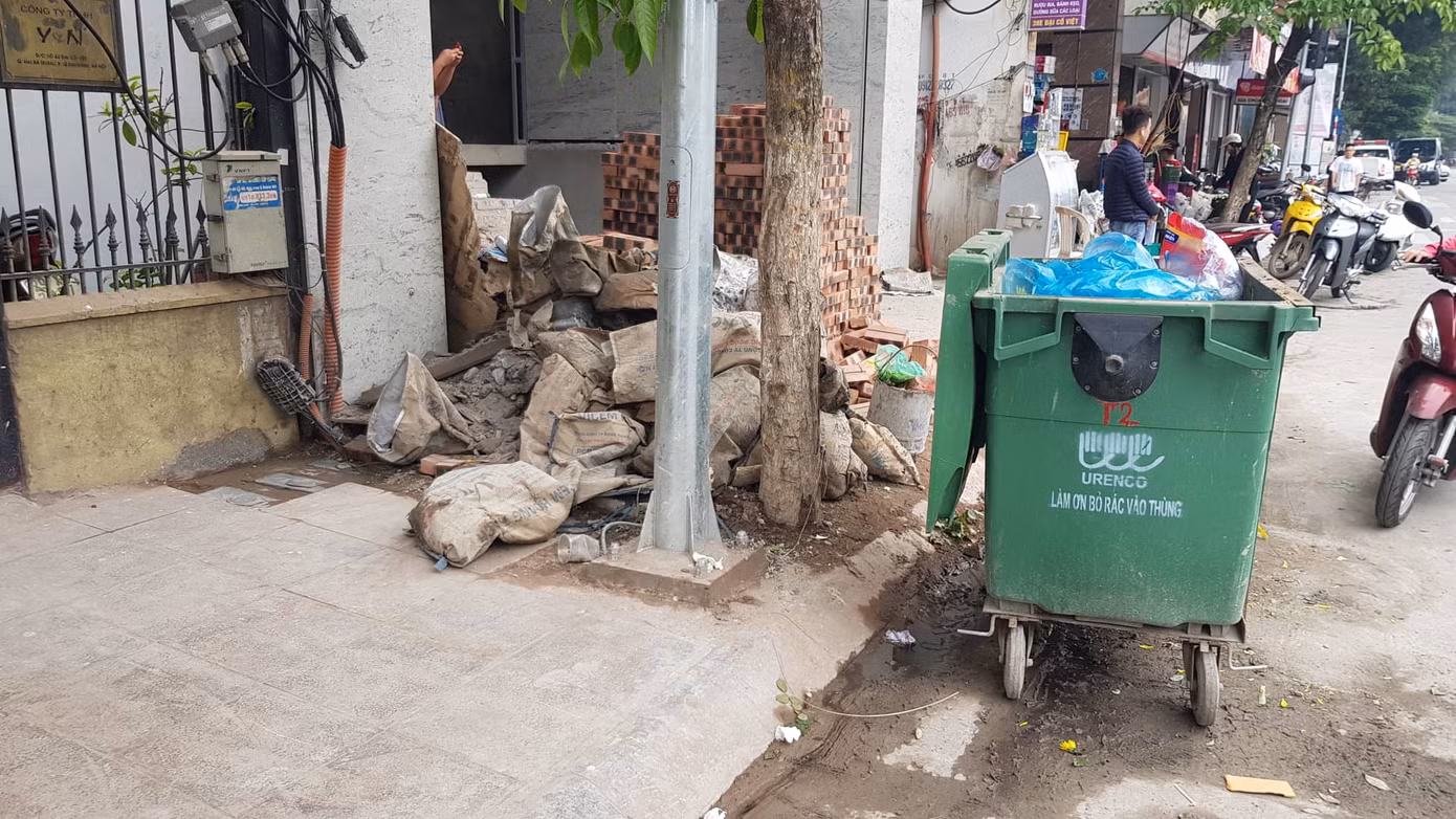 Lát đá vỉa hè Hà Nội: Lát mới chưa xong, đoạn cũ đã hỏng ảnh 17