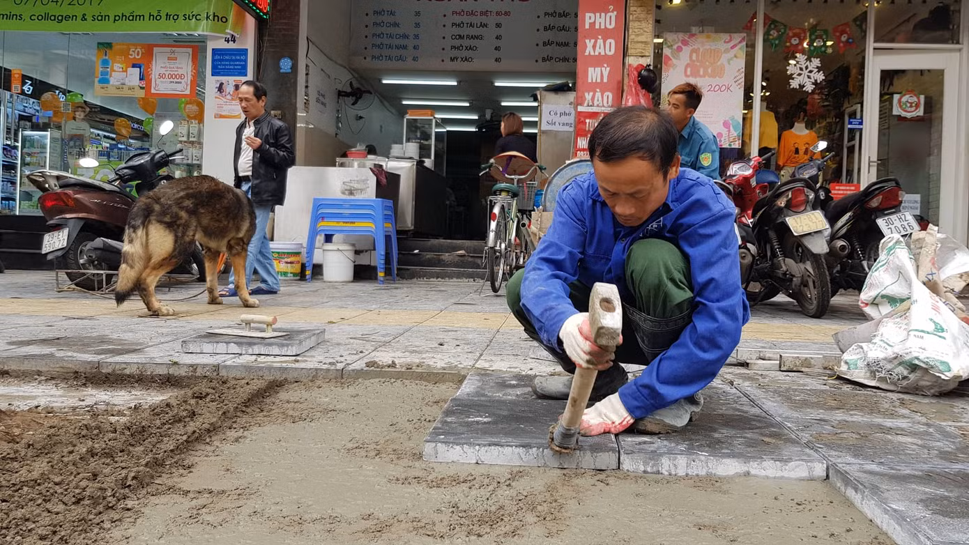 Lát đá vỉa hè Hà Nội: Lát mới chưa xong, đoạn cũ đã hỏng ảnh 6