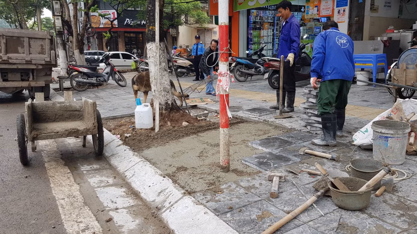 Lát đá vỉa hè Hà Nội: Lát mới chưa xong, đoạn cũ đã hỏng ảnh 3