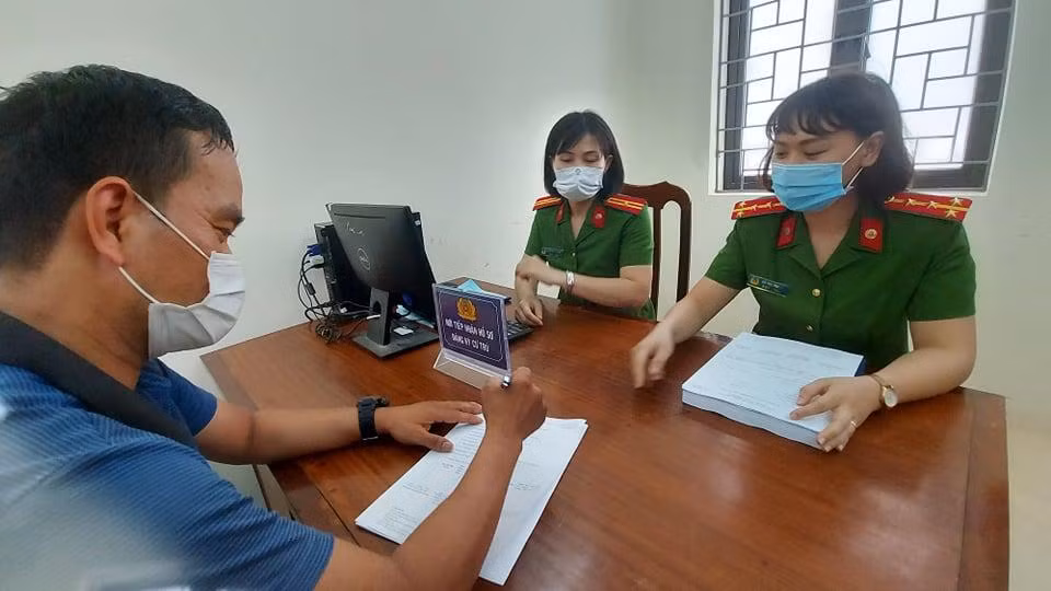 Trường hợp đầu tiên thu hồi sổ hộ khẩu tại Công an phường Phúc La, Hà Đông.