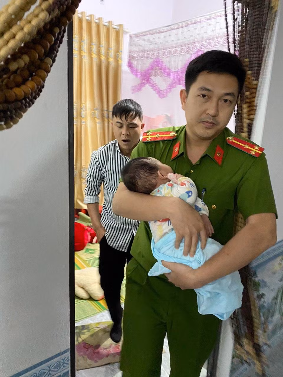 Cháu bé được giải cứu an toàn.