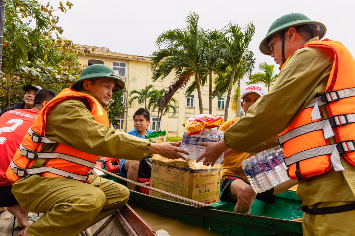 Công an, quân đội là lực lượng nòng cốt trong cứu hộ và cứu trợ người dân vùng lũ.