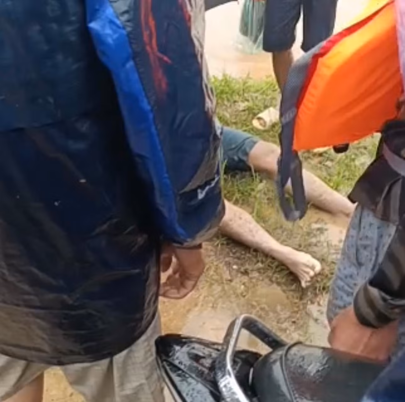 Thi thể nạn nhân được tìm thấy và đưa lên bờ.