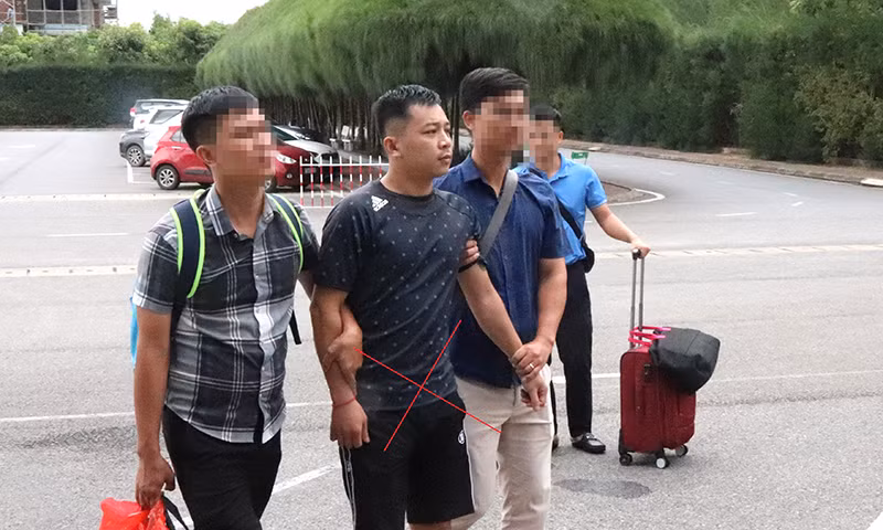 Phạm Anh Trường bị dẫn giải bằng đường hàng không về Quảng Bình để phục vụ điều tra.