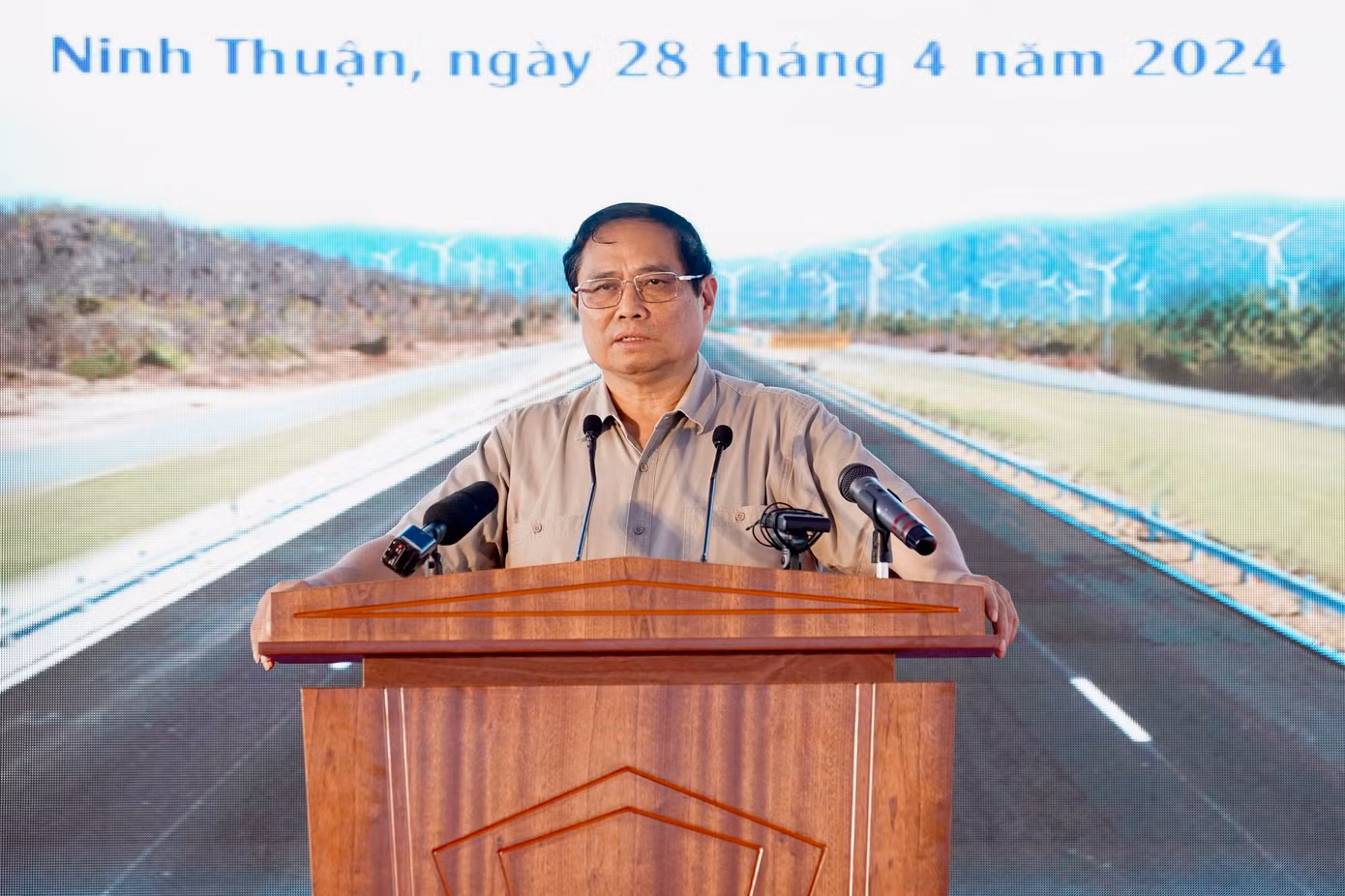 Thủ tướng Phạm Minh Chính đánh giá cao ngành giao thông vận tải, các ban quản lý dự án, các doanh nghiệp, nhà thầu, đơn vị tư vấn đã quyết tâm cao, nỗ lực lớn, khắc phục khó khăn.
