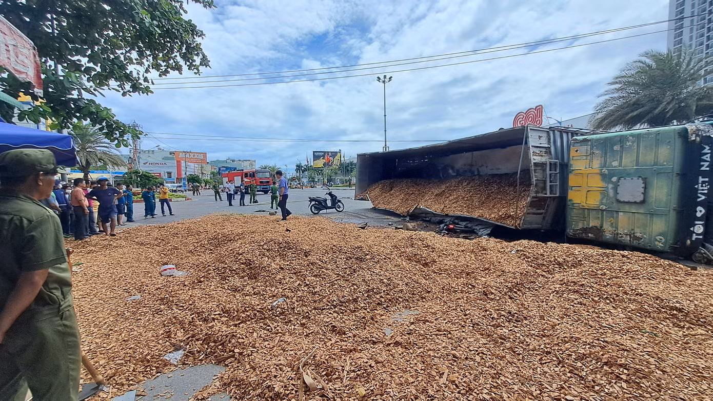 Dăm gỗ trên xe đổ tràn ra đường. Ảnh: Trương Định