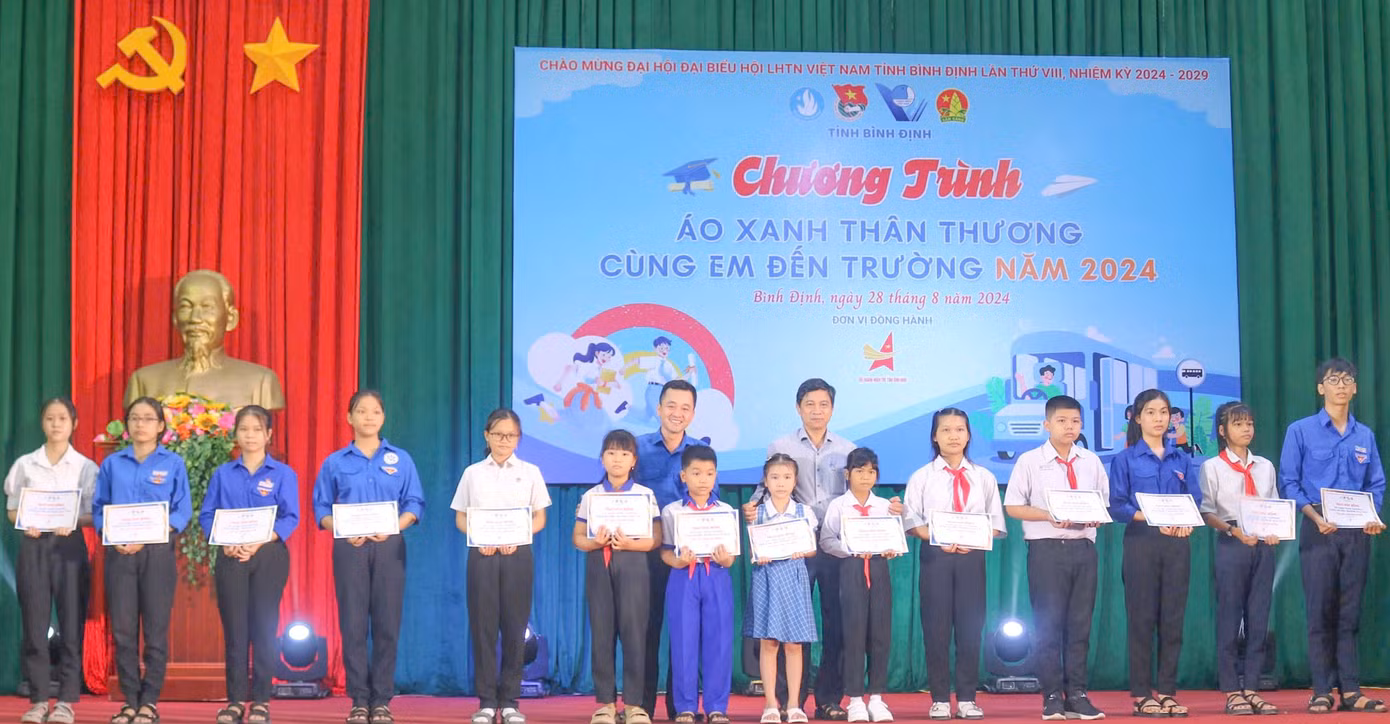 Trao học bổng cho học sinh, tân sinh viên hoàn cảnh khó khăn