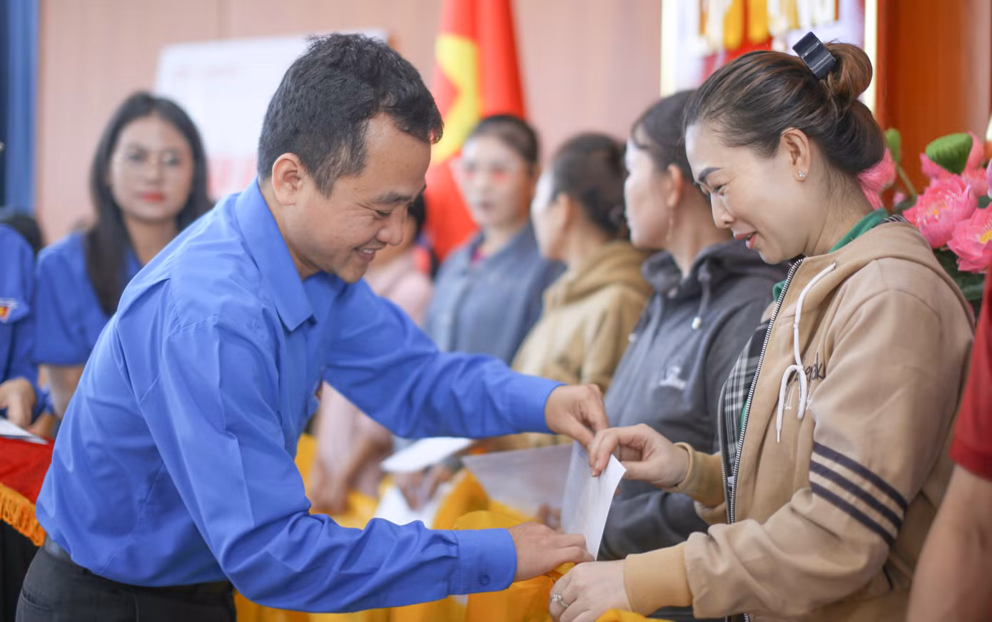 Anh Nguyễn Thành Trung - Bí thư Tỉnh Đoàn Bình Định trao quà cho các công nhân. Ảnh: Trương Định Anh Nguyễn Thành Trung - Bí thư Tỉnh Đoàn Bình Định trao quà cho các công nhân. Ảnh: Trương Định