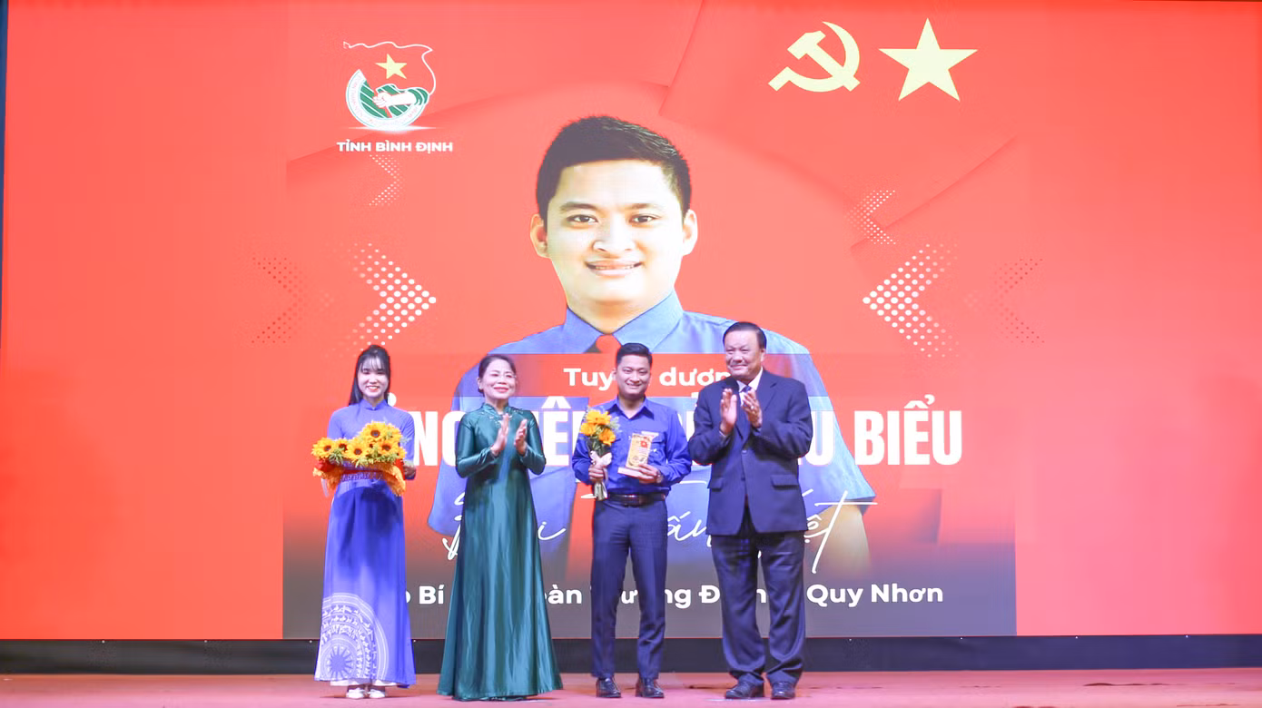 Tuyên dương đảng viên trẻ tiêu biểu. Ảnh: Trương Định