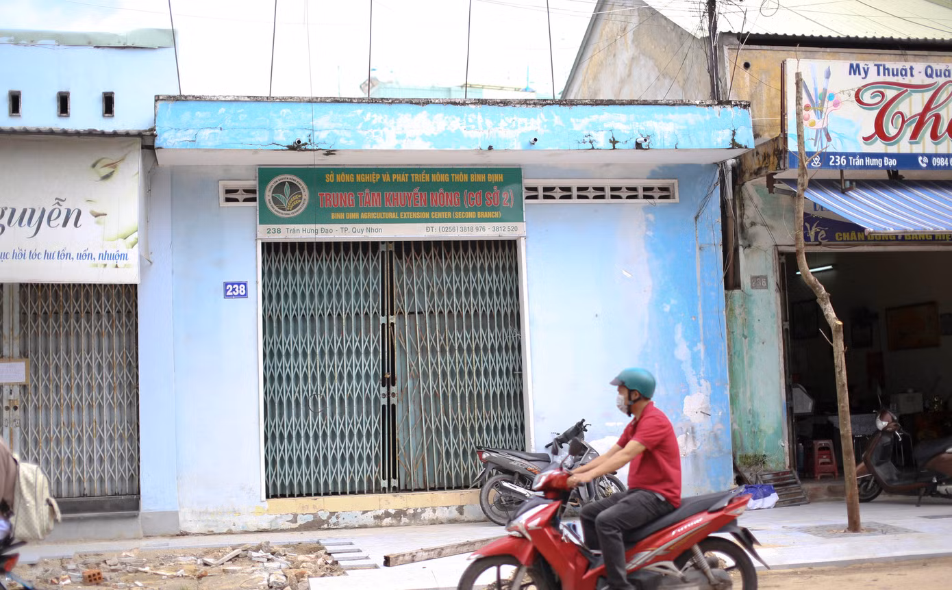 Trung tâm Khuyến nông số 127 Lê Hồng Phong và trụ sở làm việc cũ của BQL Khu sinh thái Cồn Chim - đầm Thị Nại "cửa đóng then cài". Ảnh: Trương Định