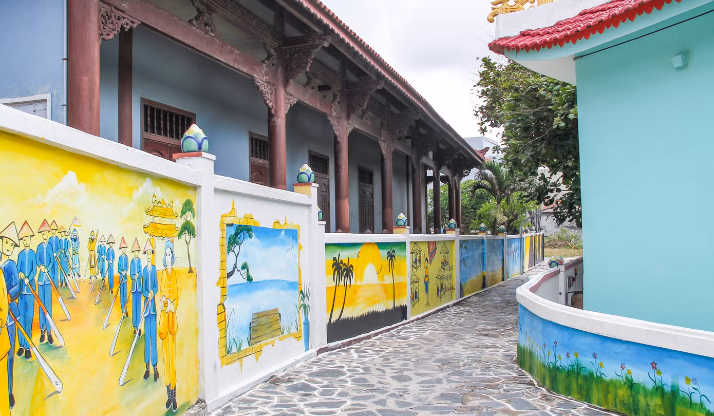 Một số hộ dân kinh doanh đồ ăn, nước uống nơi đây cho biết từ ngày có những con đường được lát xanh, tô vẽ những bức tranh đẹp mắt, du khách qua lại rất đông nên có thêm công việc để làm, có thêm thu nhập. Ảnh: Trương Định.