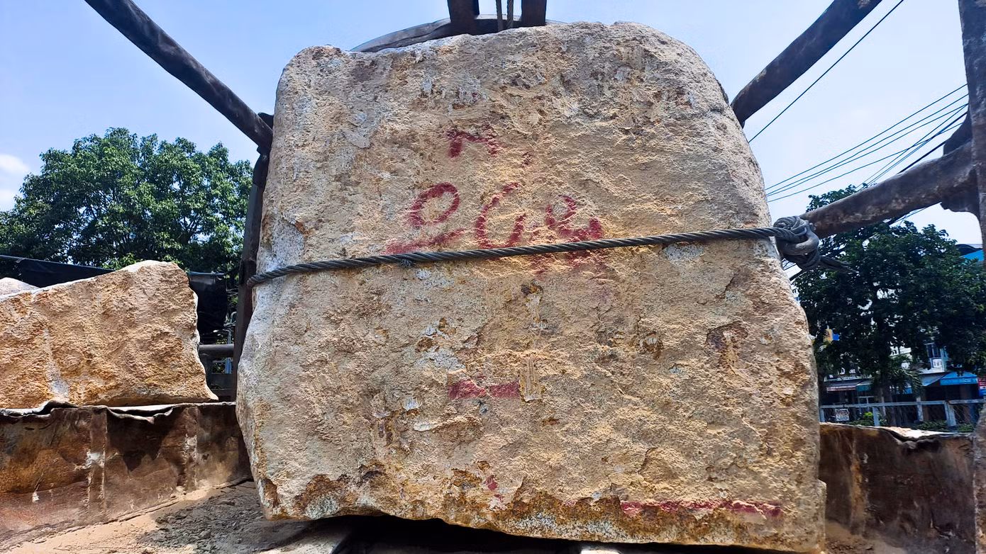 Khối đá lớn "đá tặc" định tuồn ra ngoài. Ảnh: Trương Định