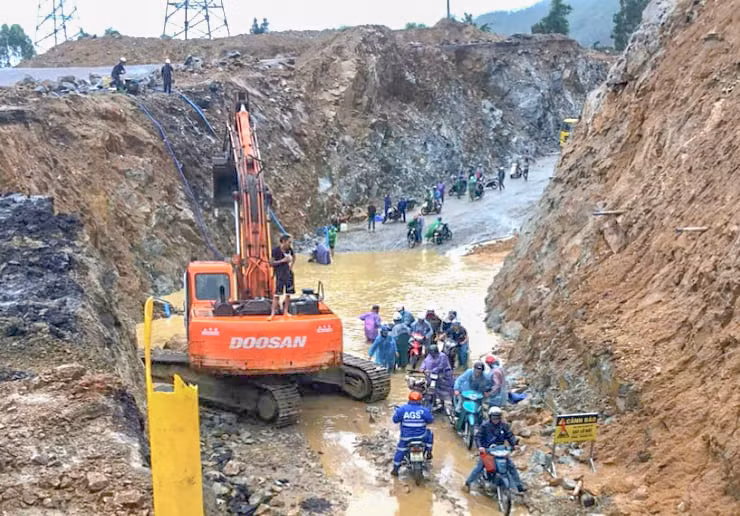 Giao thông qua khu vực đèo An Khê bị ách tắc.