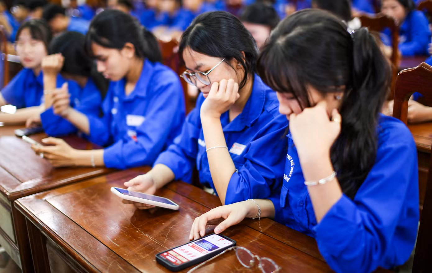 Thao tác trên điện thoại theo hướng dẫn.