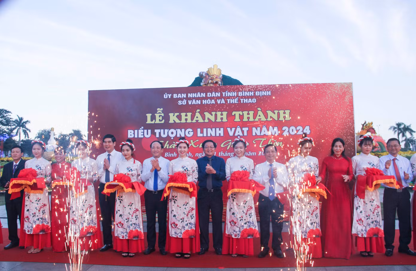 Lãnh đạo tỉnh Bình Định cắt bằng khánh thành cụm linh vật năm Giáp Thìn 2024. (Ảnh: Trương Định)