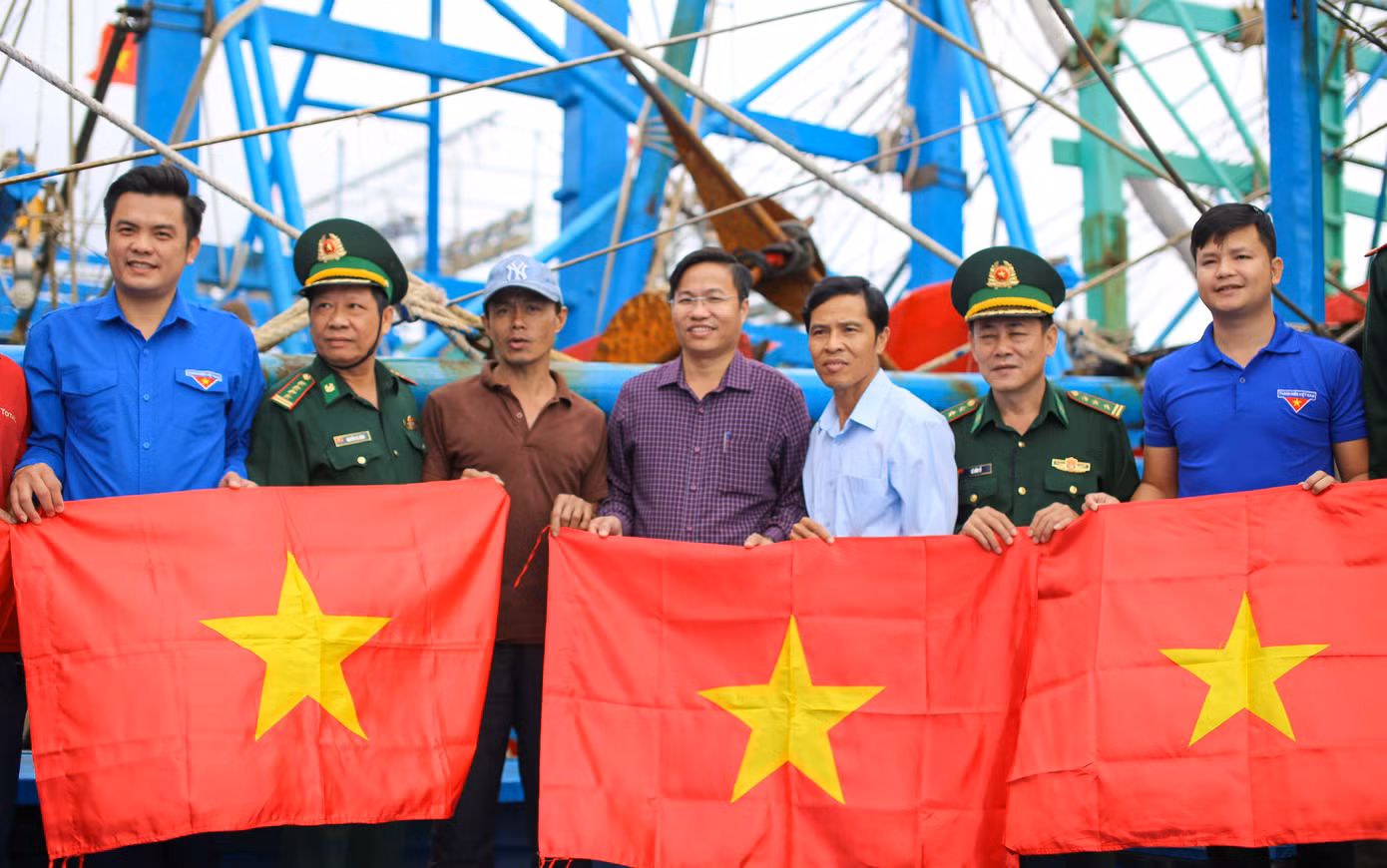 Trao tặng cờ Tổ quốc cho ngư dân. Ảnh: Trương Định Trao tặng cờ Tổ quốc cho ngư dân. Ảnh: Trương Định