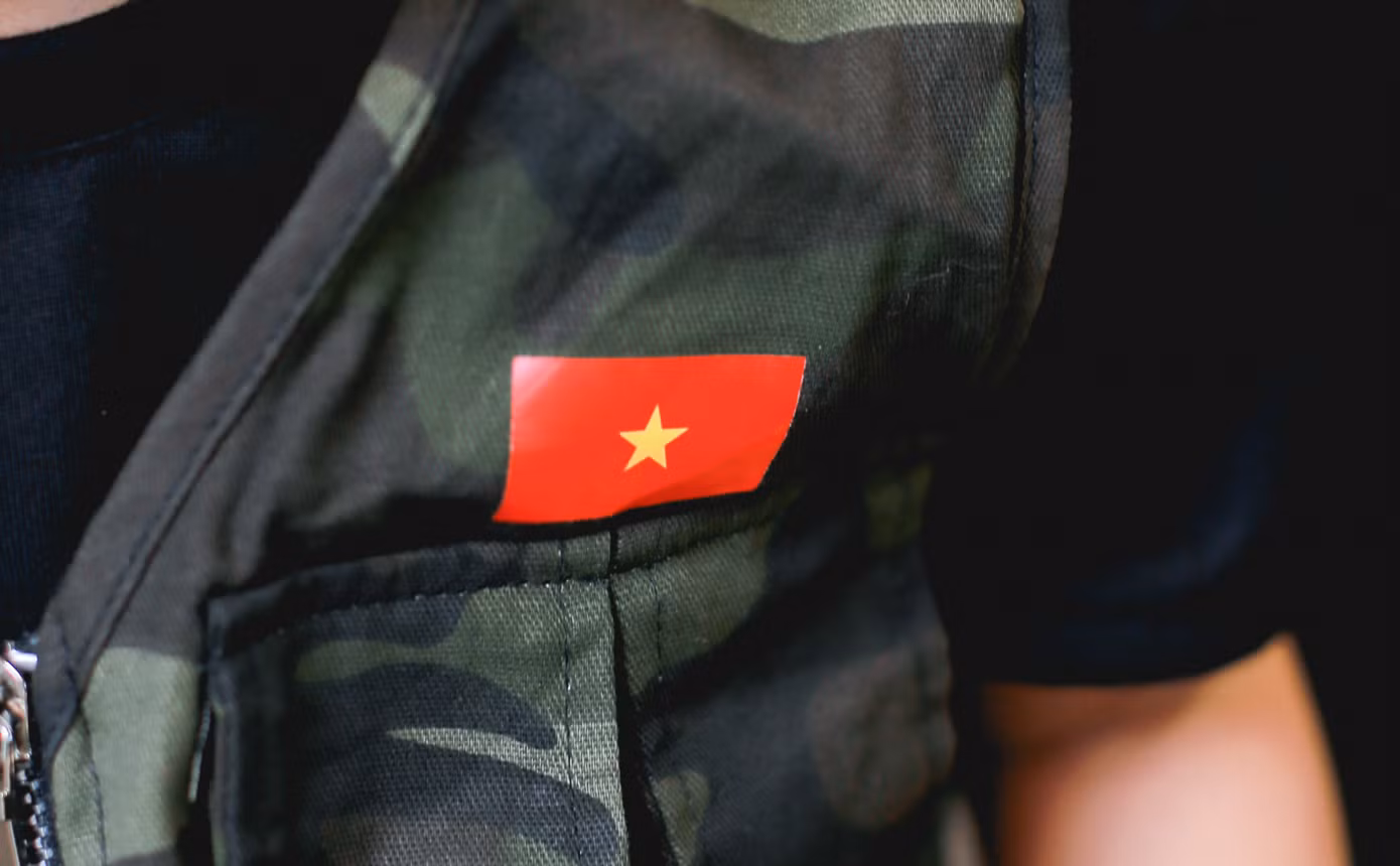 Dễ thương hình ảnh "em bé yêu nước" với áo bộ đội, trên tay cầm cờ đỏ sao vàng. Ảnh: Phượng Phan