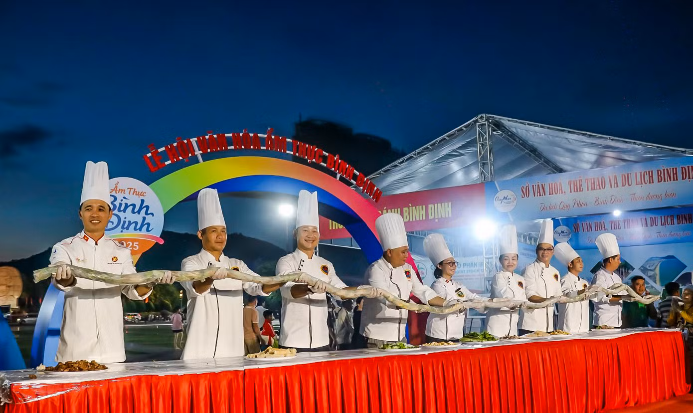 Các đầu bếp trổ tài làm món bánh cuốn Tây Sơn dài hơn 7 m. Ảnh: Thùy Dương