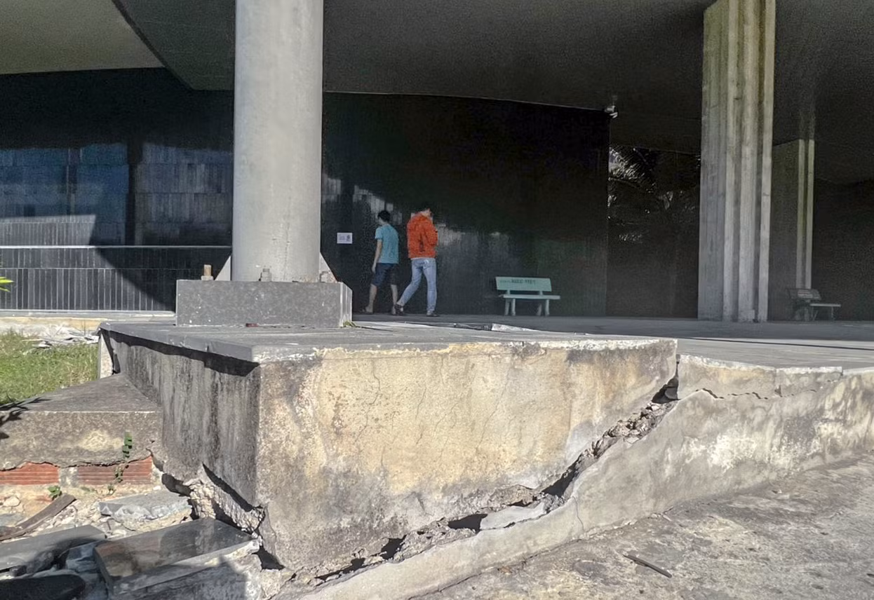 Ngoài ra, khu vực xung quanh một số chân trụ tòa nhà chính cũng xuất hiện các vết nứt lớn, gây mất thẩm mỹ.