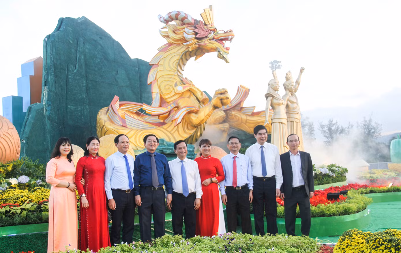Lãnh đạo tỉnh Bình Định chụp hình lưu niệm cùng cụm biểu tượng linh vật rồng. (Ảnh: Trương Định)