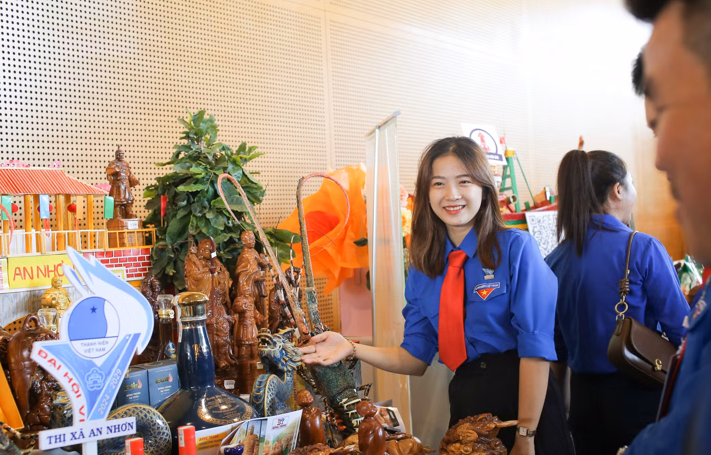 Gian hàng sản phẩm OCOP, sản phẩm khởi nghiệp của thanh niên các địa phương được trưng bày, giới thiệu tại đại hội. Ảnh: Trương Định