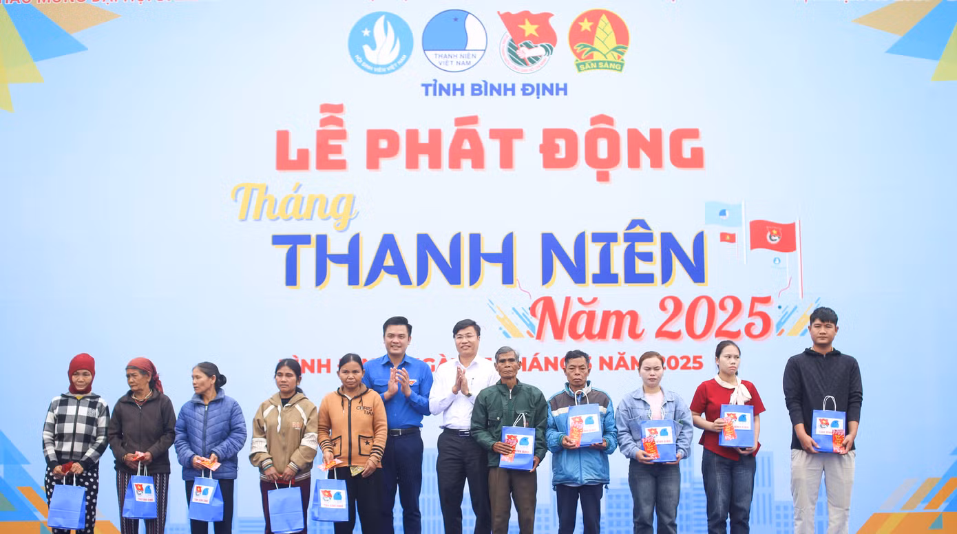 Tặng quà cho các gia đình chính sách, các em học sinh có hoàn cảnh khó khăn. Ảnh: Trương Định