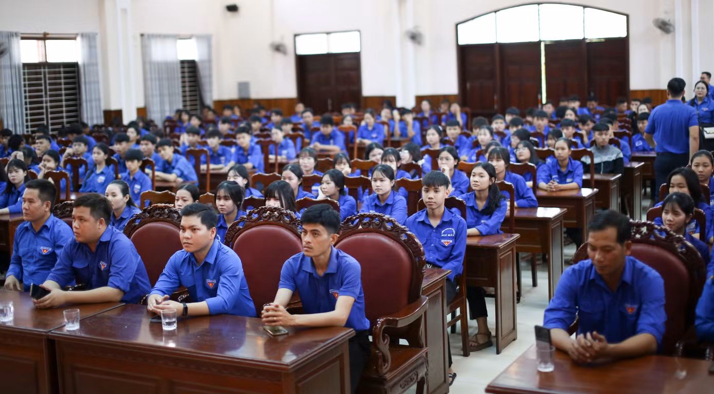 Đông đảo ĐVTN tham gia buổi lễ. Ảnh: Trương Định