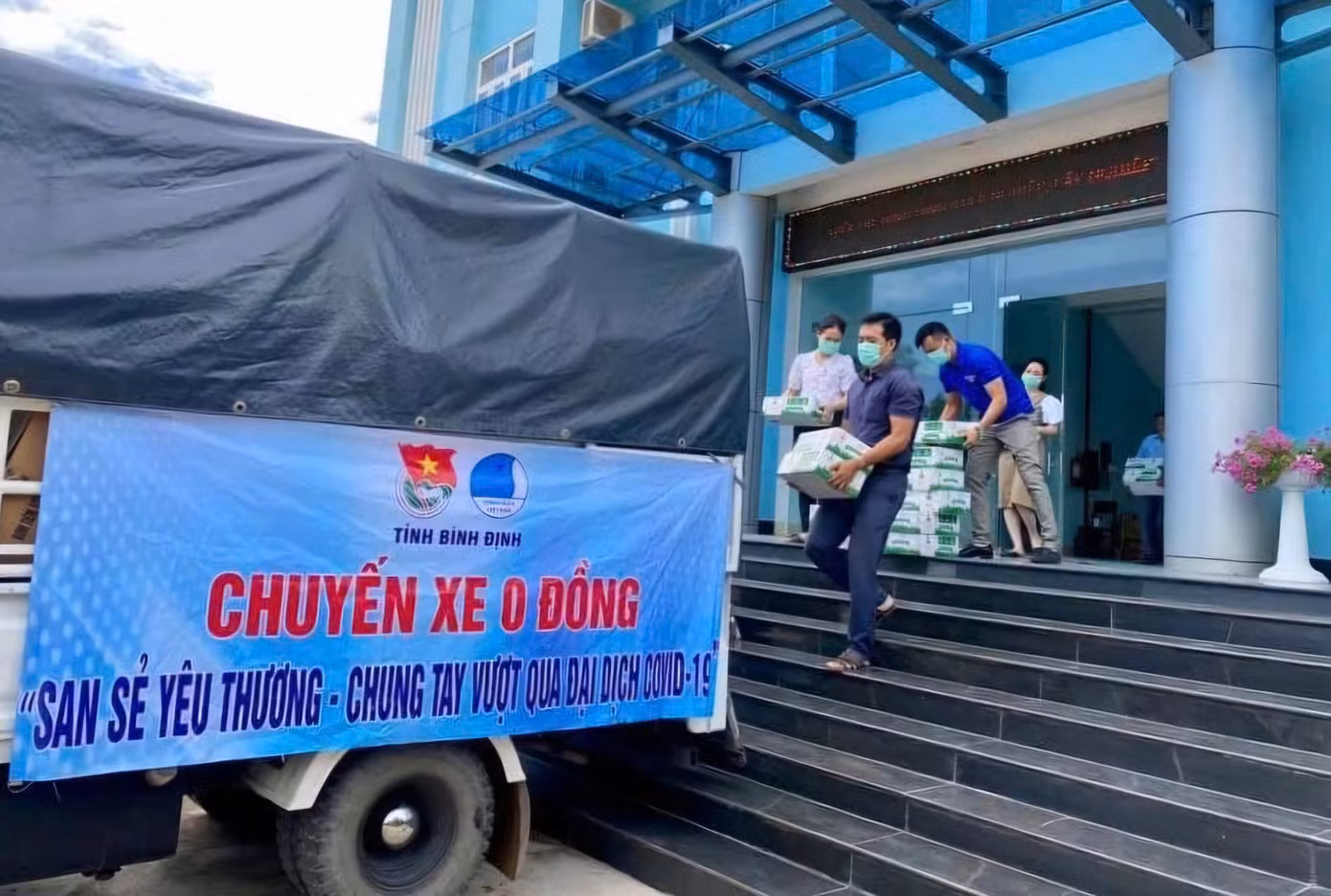 Chuyến xe 0 đồng "san sẻ yêu thương - chung tay vượt qua đại dịch COVID-19". Ảnh: Trương Định