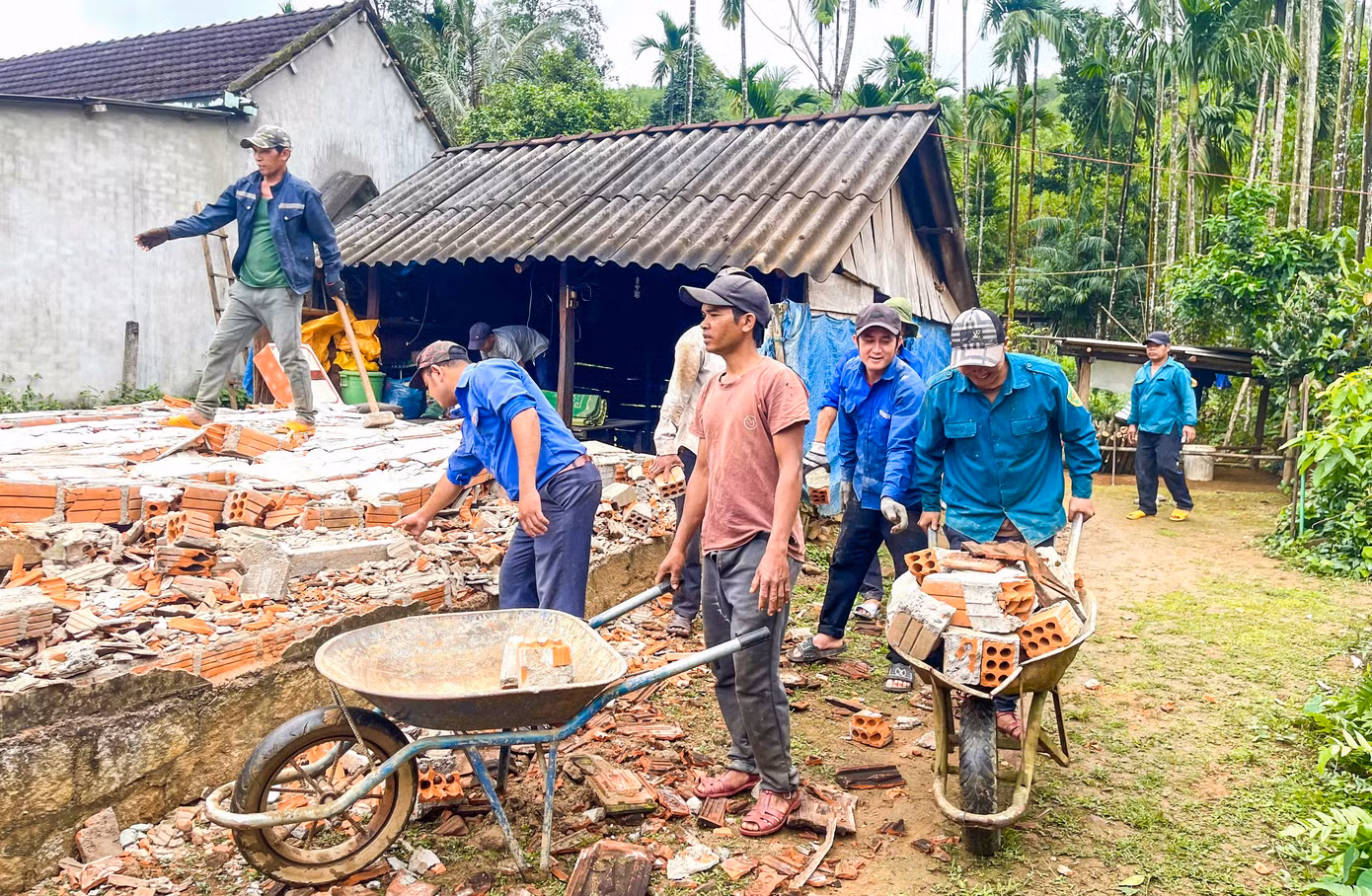 Bình Định cũng đã giao thời gian đối với việc xóa nhà tạm, dột nát cho từng địa phương thực hiện. Trong đó, thị xã An Nhơn và TP. Quy Nhơn hoàn thành chậm nhất trong tháng 3 năm nay. Các huyện Phù Cát, Tây Sơn hoàn thành trong tháng 4; huyện Tuy Phước, Phù Mỹ, Hoài Ân, Vân Canh, Vĩnh Thạnh, An Lão và thị xã Hoài Nhơn hoàn thành trong tháng 5.