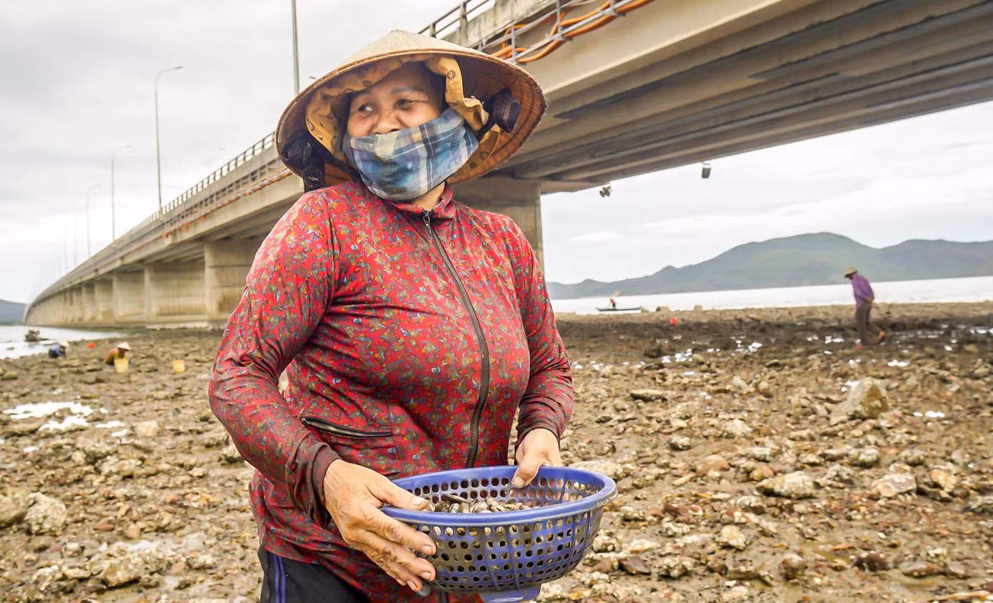Cũng theo những người dân nơi đây, bao đời nay, họ sinh sống ven đầm Thị Nại có cuộc sống khá lên cũng nhờ vào nguồn lợi thủy sản phong phú ở đầm. Ngoài làm ruộng, những lúc rảnh rỗi là ra đầm tìm kế sinh nhai, kiếm thêm thu nhập.