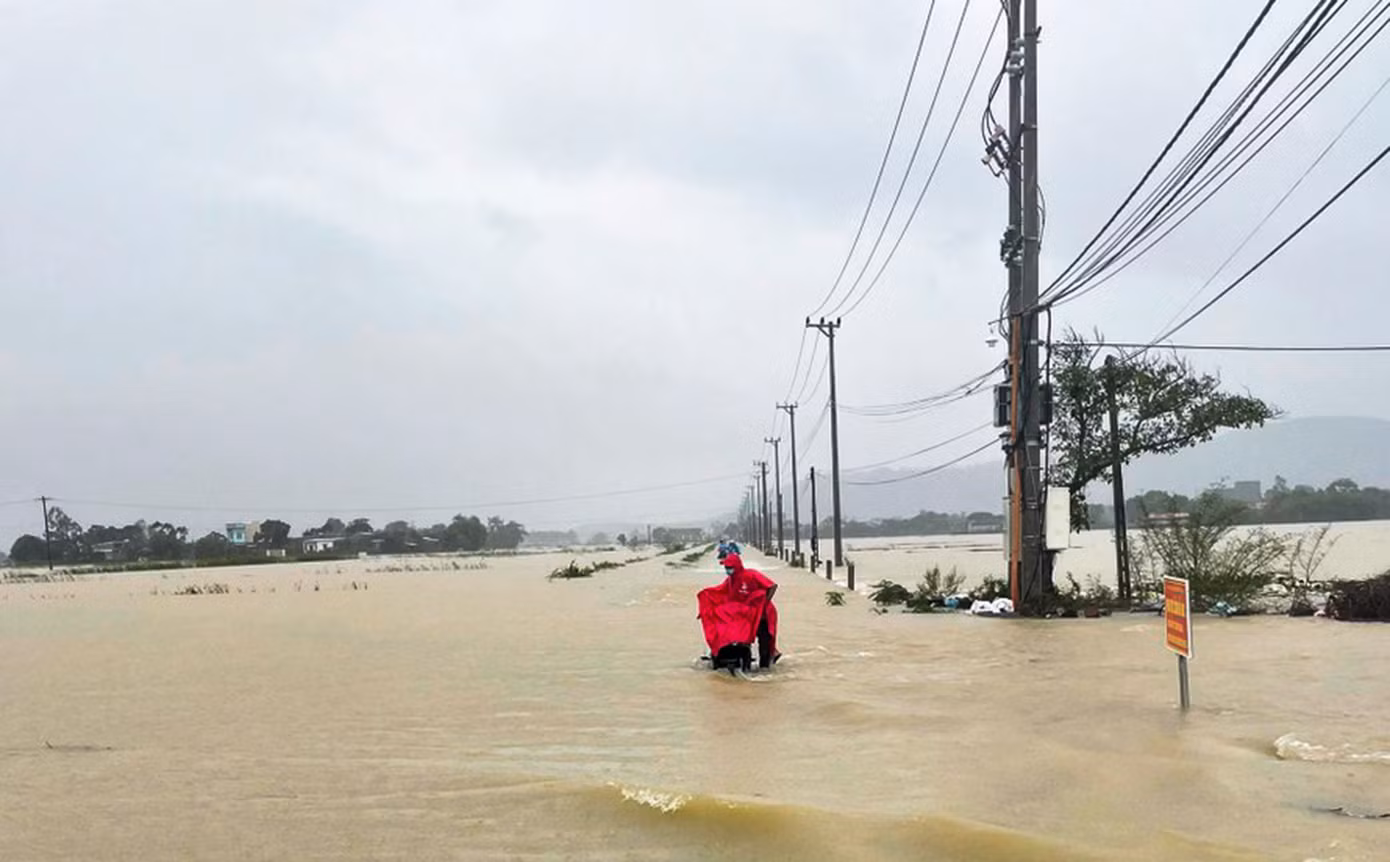 Mưa lớn những ngày qua khiến một số địa phương vùng trũng của huyện Tuy Phước bị ngập nước. (Ảnh minh họa)