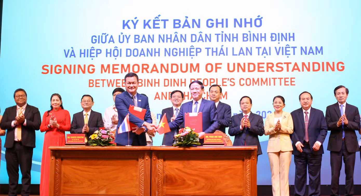 Ký kết bản ghi nhớ giữa UBND tỉnh Bình Định và Hiệp hội Doanh nghiệp Thái Lan tại Việt Nam. Ảnh: Trương Định.