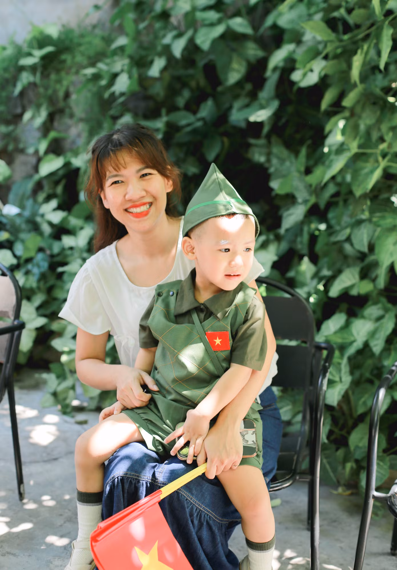 Chị Nhật Thảo cùng con trai lưu giữ lại hình ảnh đẹp trước thềm 30/4. Ảnh: Phượng Phan