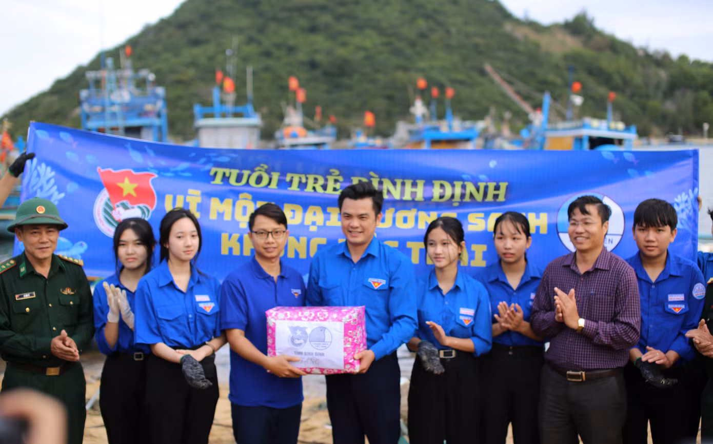Lãnh đạo Tỉnh Đoàn Bình Định thăm, tặng quà đội thanh niên tình nguyện thực hiện chương trình làm sạch biển. Ảnh: Trương Định Lãnh đạo Tỉnh Đoàn Bình Định thăm, tặng quà đội thanh niên tình nguyện thực hiện chương trình làm sạch biển. Ảnh: Trương Định