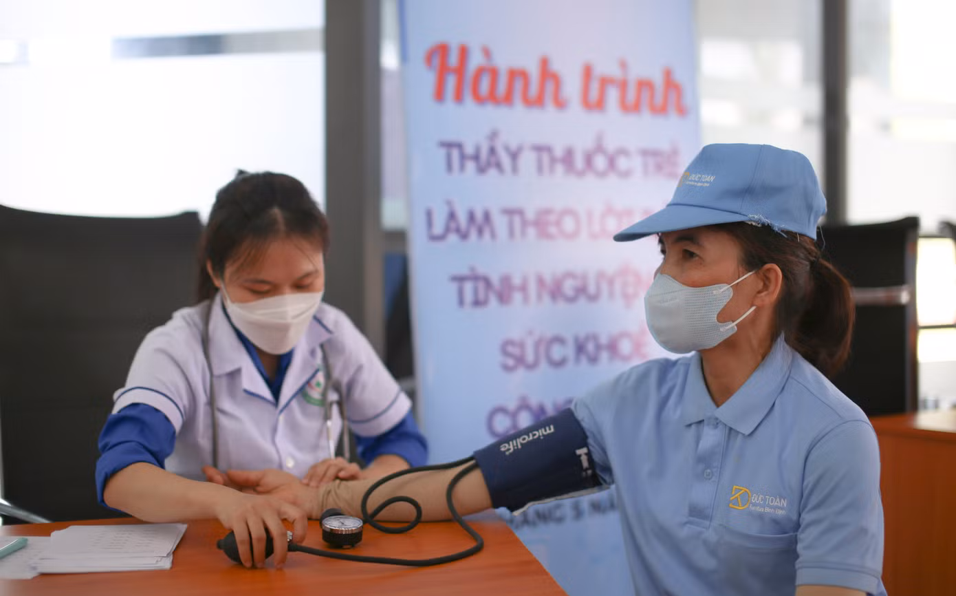 Thăm khám sức khỏe cho các thanh niên công nhân. Ảnh: Trương Định Thăm khám sức khỏe cho các thanh niên công nhân. Ảnh: Trương Định