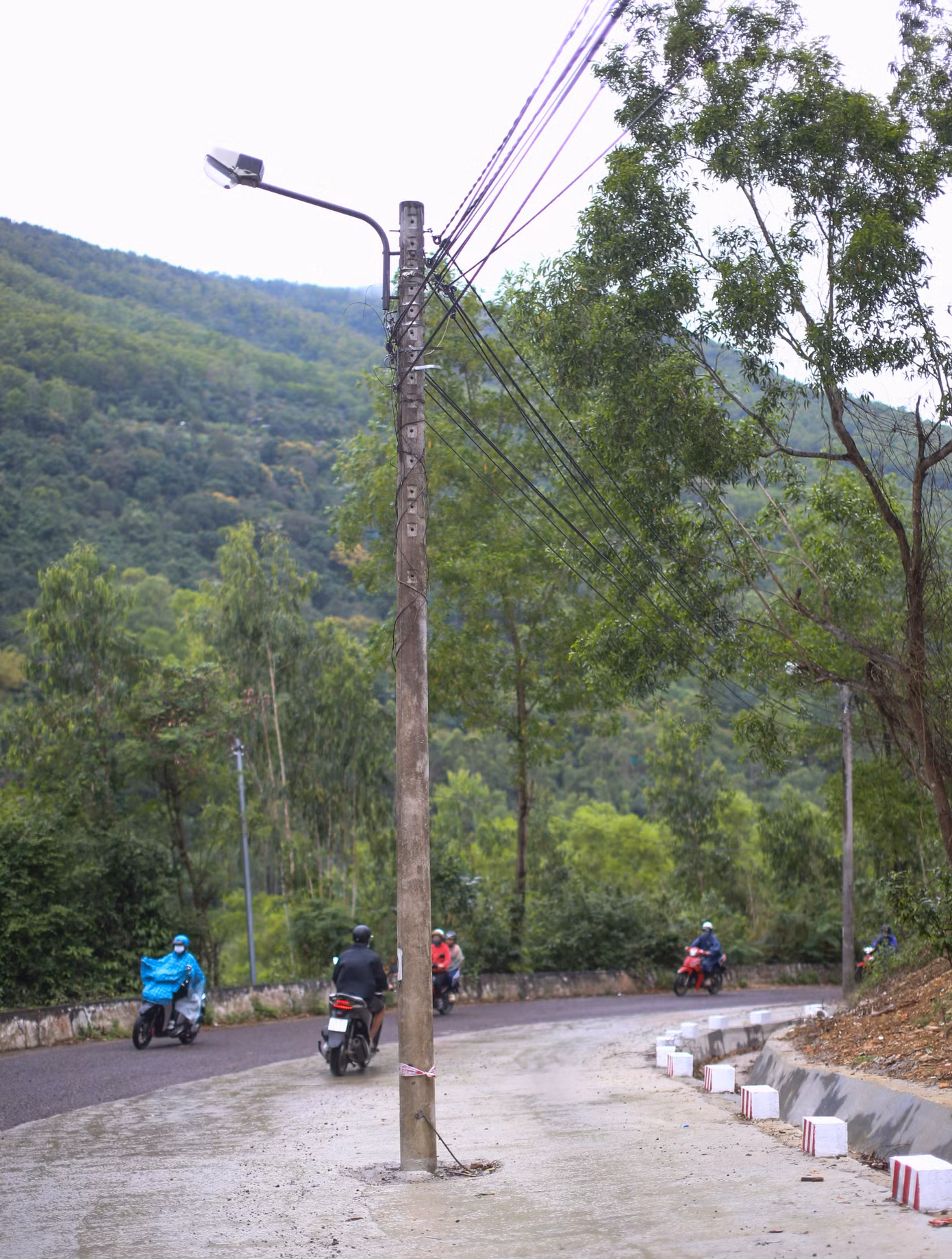 Trụ điện nằm giữa đường ngay khúc cua lên dốc. Ảnh: Trương Định