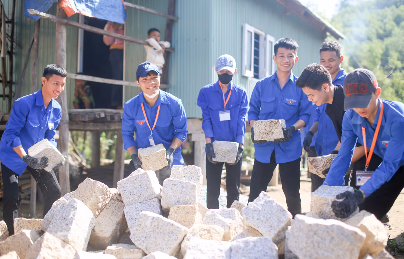 Ra quân các đội tình nguyện hỗ trợ người dân xóa nhà tạm, nhà dột nát. Ảnh: Trương Định