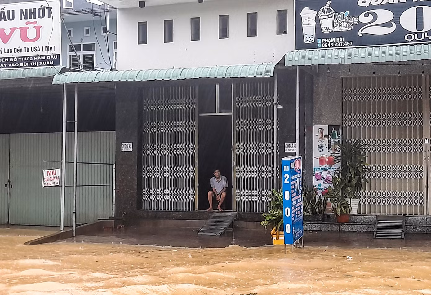Mưa lớn những ngày qua đã khiến một số nơi trên địa bàn tỉnh Bình Định ngập sâu trong nước lũ. Ảnh: Trương Định