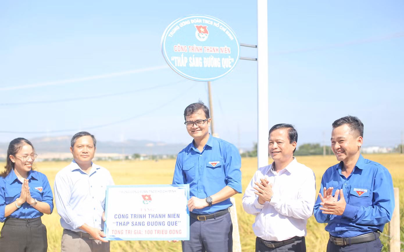 Khánh thành công trình thanh niên “Thắp sáng đường quê”. Ảnh: Trương Định