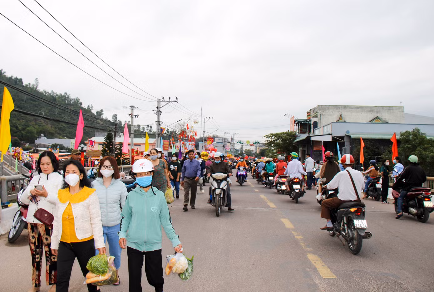 Người dân địa phương, du khách nô nức đổ về phiên chợ Gò để mua lộc cầu may và trẩy hội ngày đầu xuân năm mới.