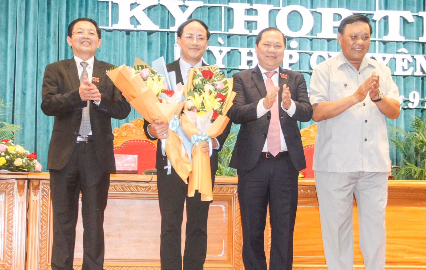 Các đại biểu tặng hoa chúc mừng tân Chủ tịch tỉnh Phạm Anh Tuấn. Ảnh: Trương Định