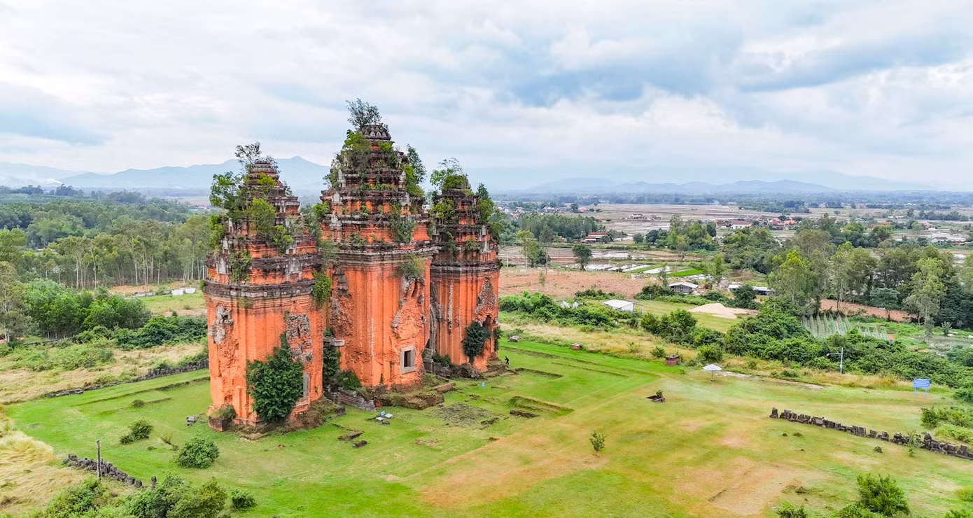Các cụm tháp chính hiện còn đến ngày nay gồm có tháp Cánh Tiên, tháp Phú Lộc, tháp Dương Long, tháp Bình Lâm, tháp Thủ Thiện, tháp Đôi, tháp Bánh Ít và nhiều phế tích tháp khác. Trong đó, Dương Long là tòa tháp gạch cổ có chiều cao cao nhất khu vực Đông Nam Á. Ảnh: Nguyễn Gia.