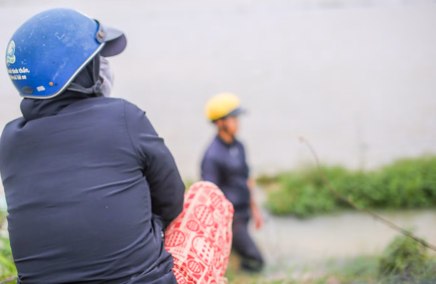 “Gia đình mới xuống giống tiếp ngày 22, nhưng lại gặp mưa lớn nữa, giờ ruộng cũng chìm trong biển nước. Hai vợ chồng tranh thủ trời ngớt mưa ra đắp lại bờ để giống khỏi trôi, giữ được hạt nào thì giữ, nhưng thấy tình hình còn mưa tiếp như này nếu ngập ba, bốn hôm nữa thì cũng bỏ không”, ông Hậu nói. Ảnh: Trương Định.
